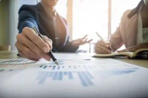 Técnico muestra estadísticas de mejora a cliente