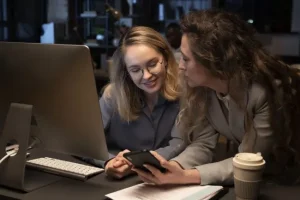 Mujeres con dispositivos electrónicos